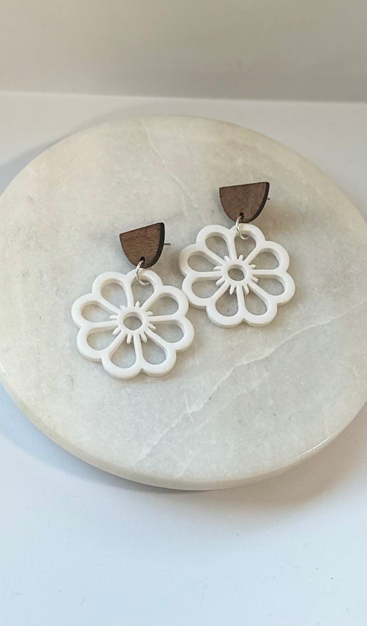 Flower White/Wooden stud