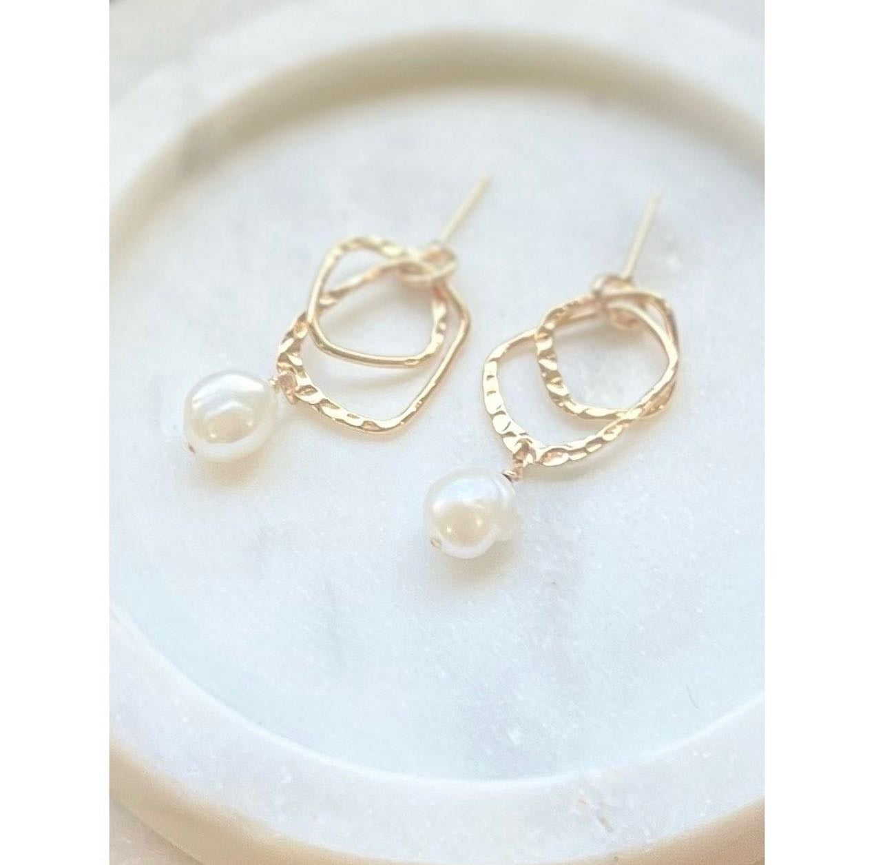 .Double Hoop Luxe Pearls